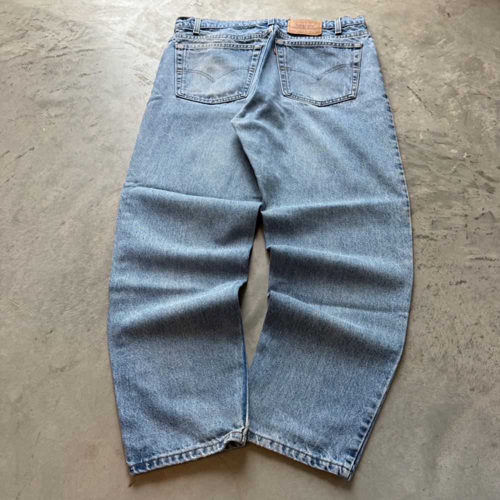 Vintage Levis 650 Relaxed Fit Tapered Leg Jeans Light Wash Made in USA 34x32